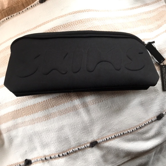 SKIMS Handbags - NWT Skims Neoprene Zip Bag in Onyx